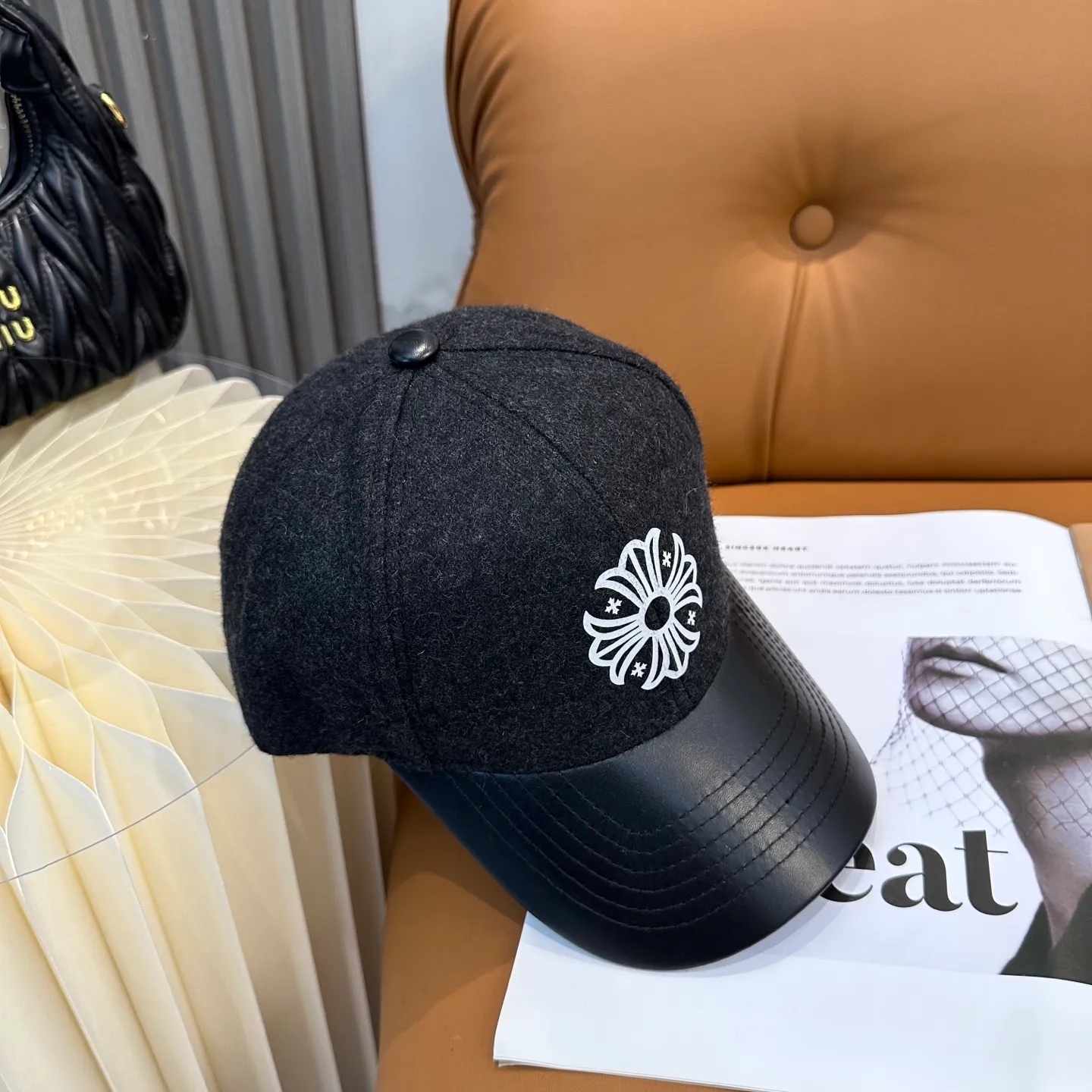 P80 Crow Heart's new autumn and winter fur-stitched baseball cap. It's full of autumn and winter atmosphere. The quality is great. The deepening of the hat shape makes it more elegant. It's very nice for both men and women. It's a classic among classics. It goes well with daily wear. Casual and fashionable.